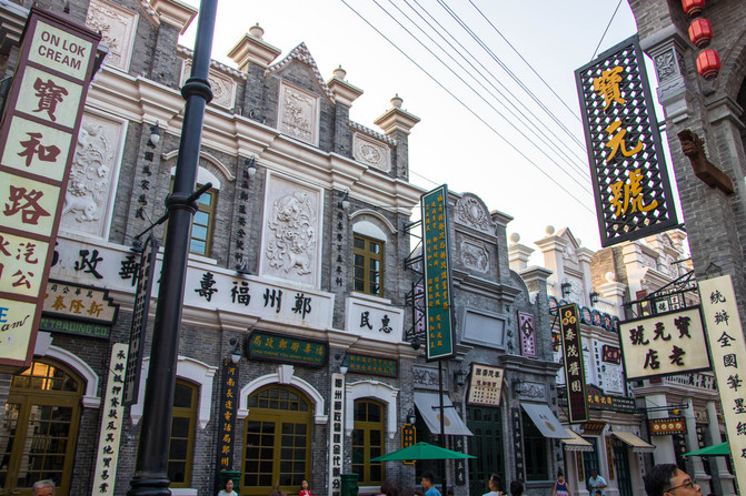 推开穿越时光之门,体验建业华谊兄弟电影小镇造梦之旅。